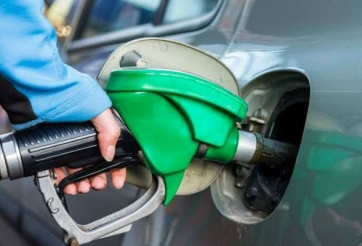 Đổ xăng đầy bình khi trời nắng nóng có gây cháy nổ?